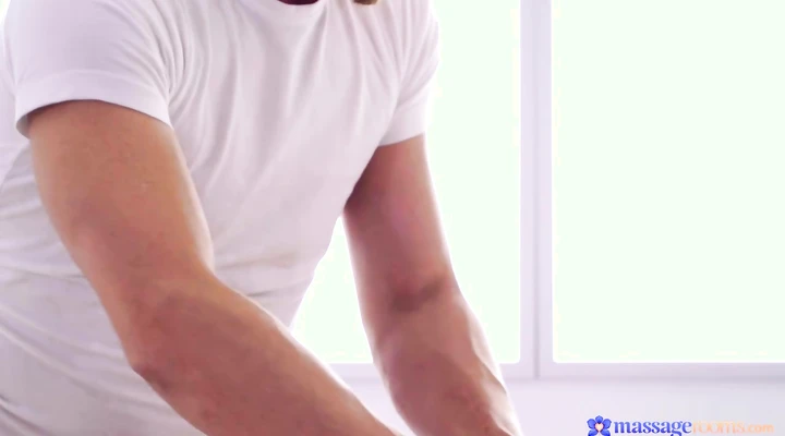 Сексуальный массажист оттрахал гибкую шлюху в масле