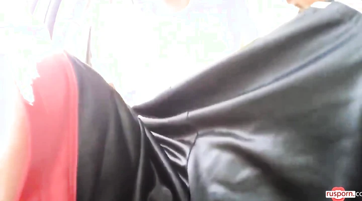 Жёсткий отсос в авто: сексуальная интрижка на колёсах