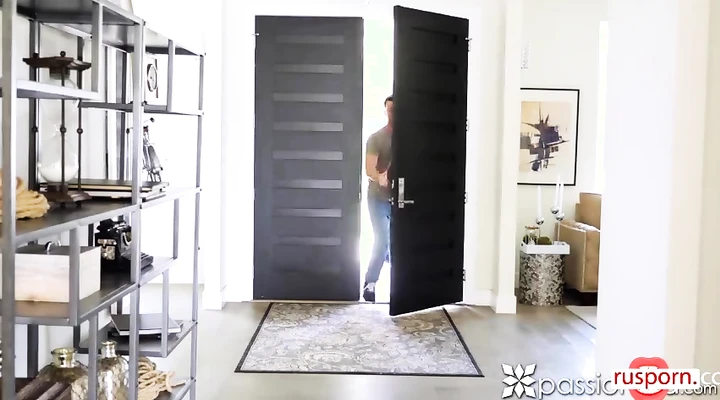 Длинный член удовлетворяет худенькую красотку