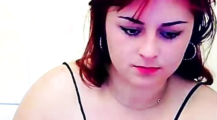 Сексуальная брюнетка шалит с огромными сиськами онлайн