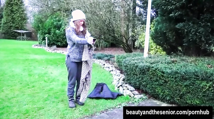 Молоденькая школьница делает это с дедом на скамейке