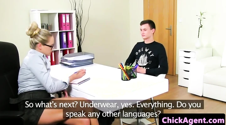 Жгучая офисная страсть: молодой красавчик трахает сексуальную блондинку