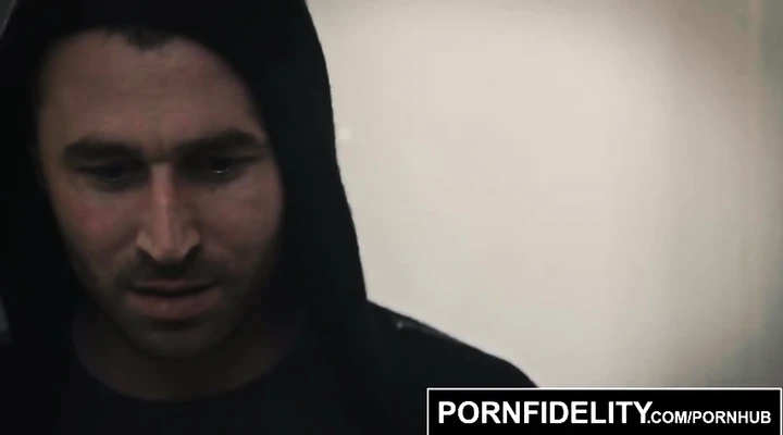 Жгучую блондиночку с огромными грудями жестко оттрахали в киску