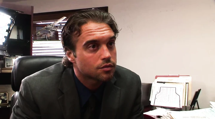 Горячая Николь получает секс в киску от своего начальника